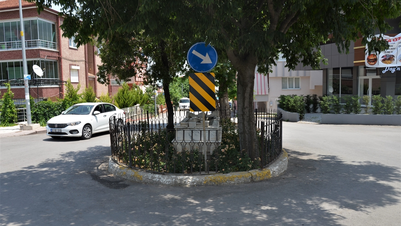 Yol ortasındaki gizemli mezar görenleri şaşırtıyor