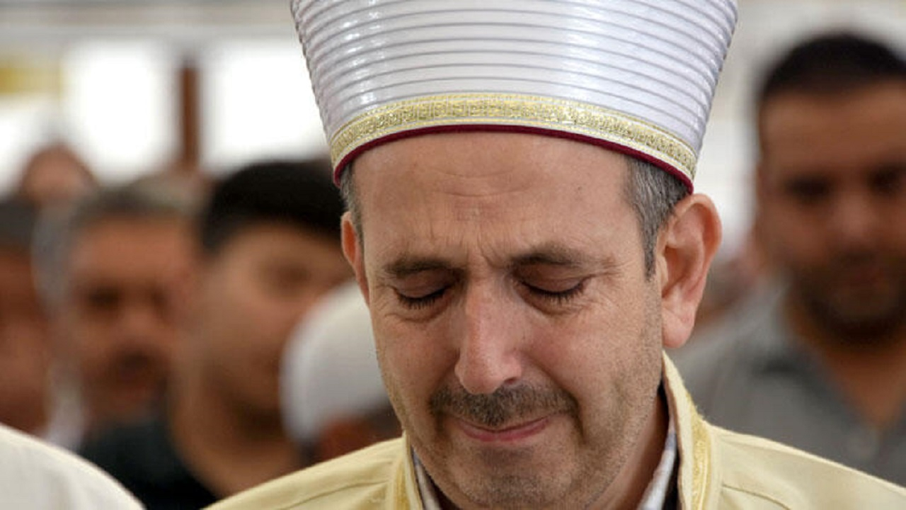 Cenazede müftünün gözyaşları...