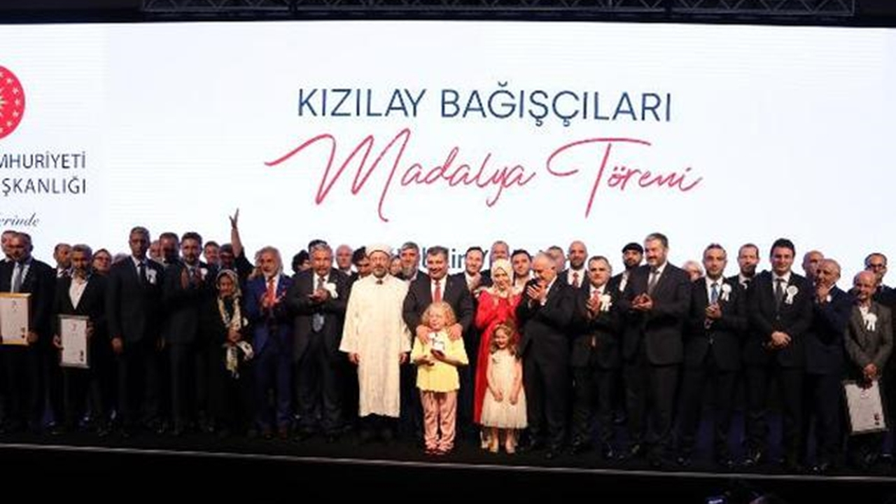 Mehmet Akif Ersoy’u örnek alan minik Amine ödülünü Kızılay’a bağışladı!