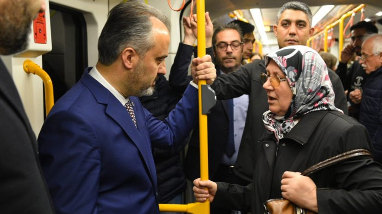 Bursa'da Başkan Alinur Aktaş metroya binerek vatandaşları dinledi