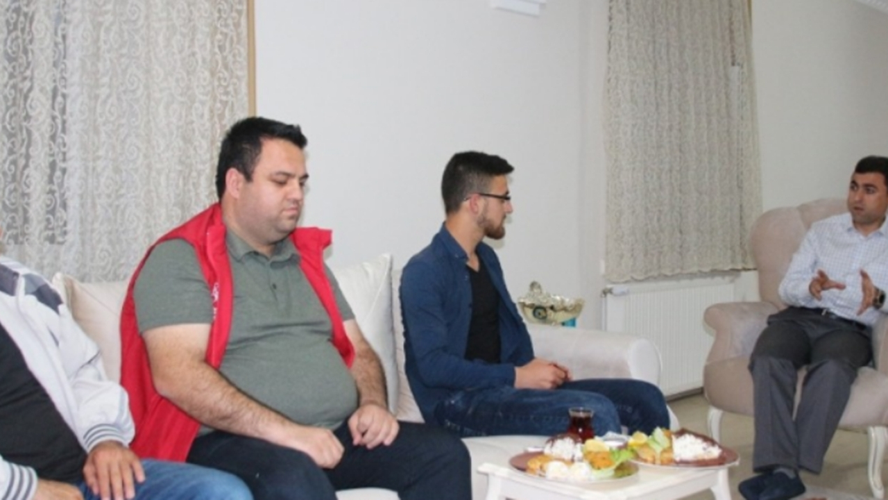 Kırşehir'de Kaymakam Murat Girgin, gençleri evinde misafir etti