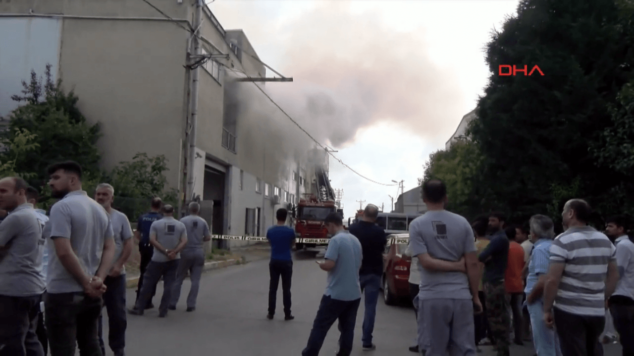 Pendik Kurtköy'de köpük fabrikası yanıyor!