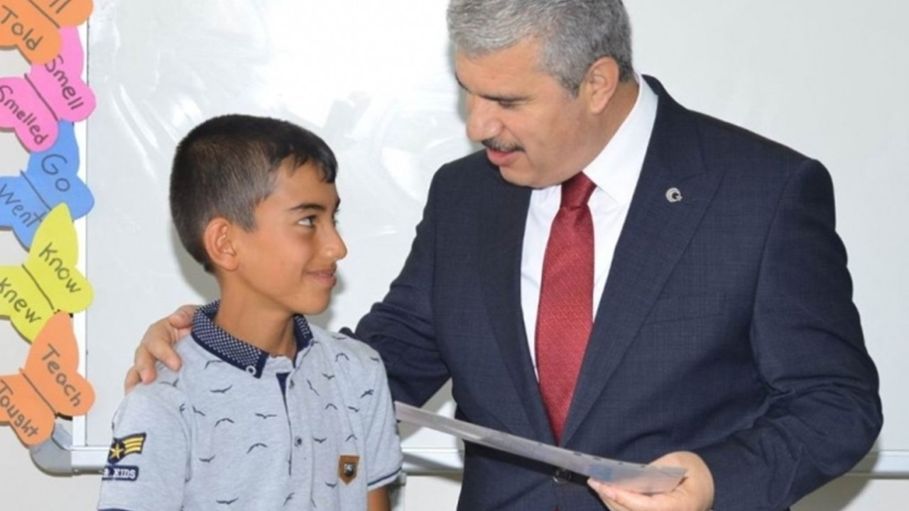 Kırşehir'de Vali İbrahim Akın, Sıdıklı Köyünde karne dağıtım törenine katıldı