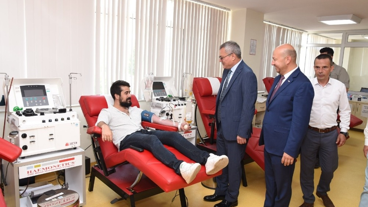 Manisa'da Vali Ahmet Deniz kan bağışının önemine dikkat çekti