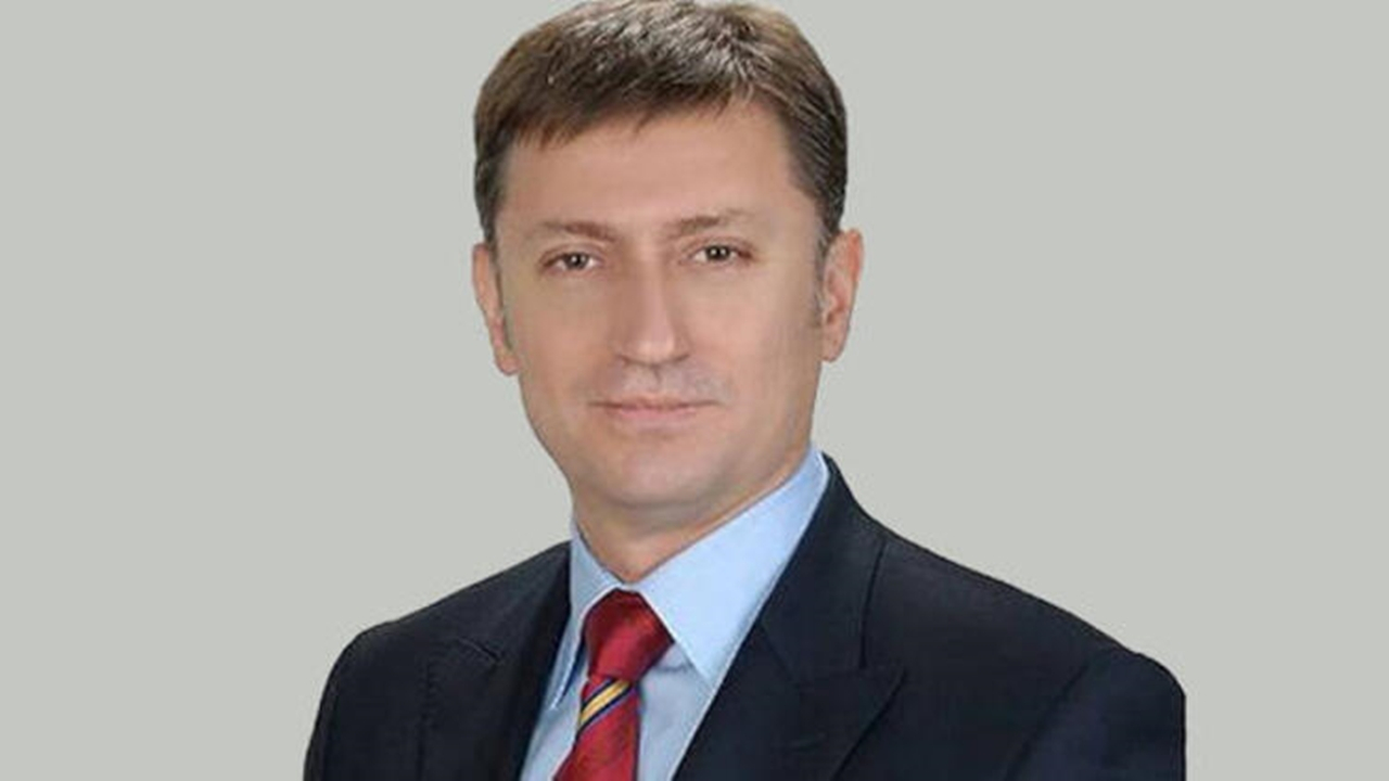 İstanbul'da Başkan Hakan Bahadır, çevre etkinlikleri kapsamında caddeyi yıkadı