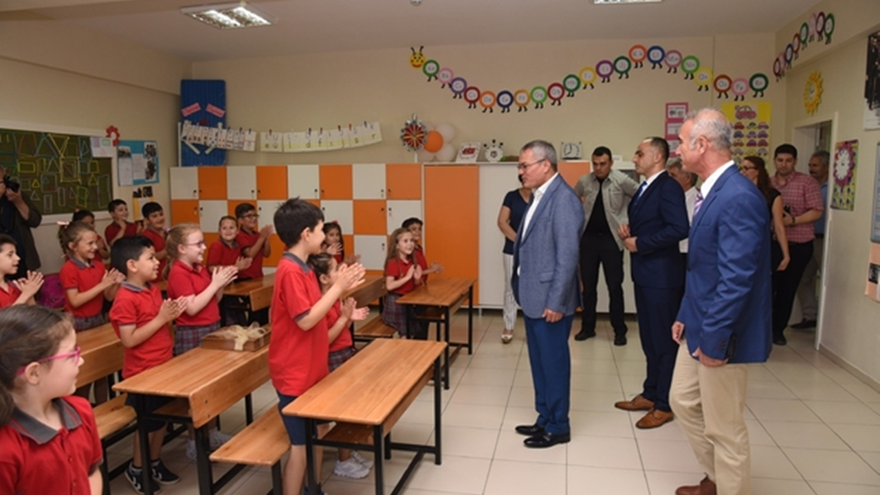 Manisa'da Vali Ahmet Deniz çocukların karne heyecanına ortak oldu