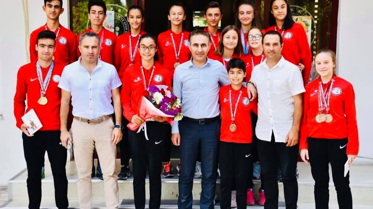 Balıkesir Erdek’li sporcularından Müdür Lokman Arıcıoğlu’na ziyaret