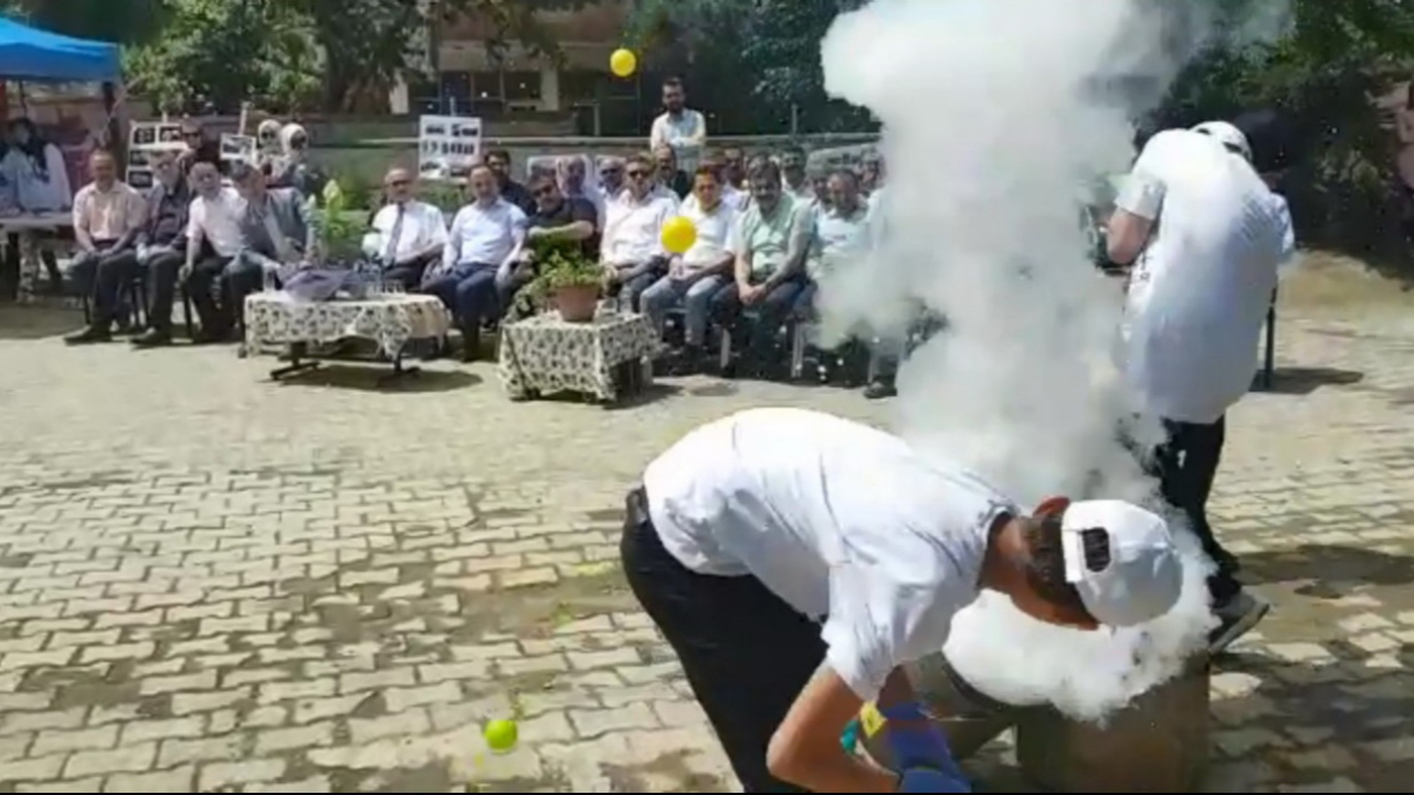 Öğrenciler protokolü su roketi ile vurdu!