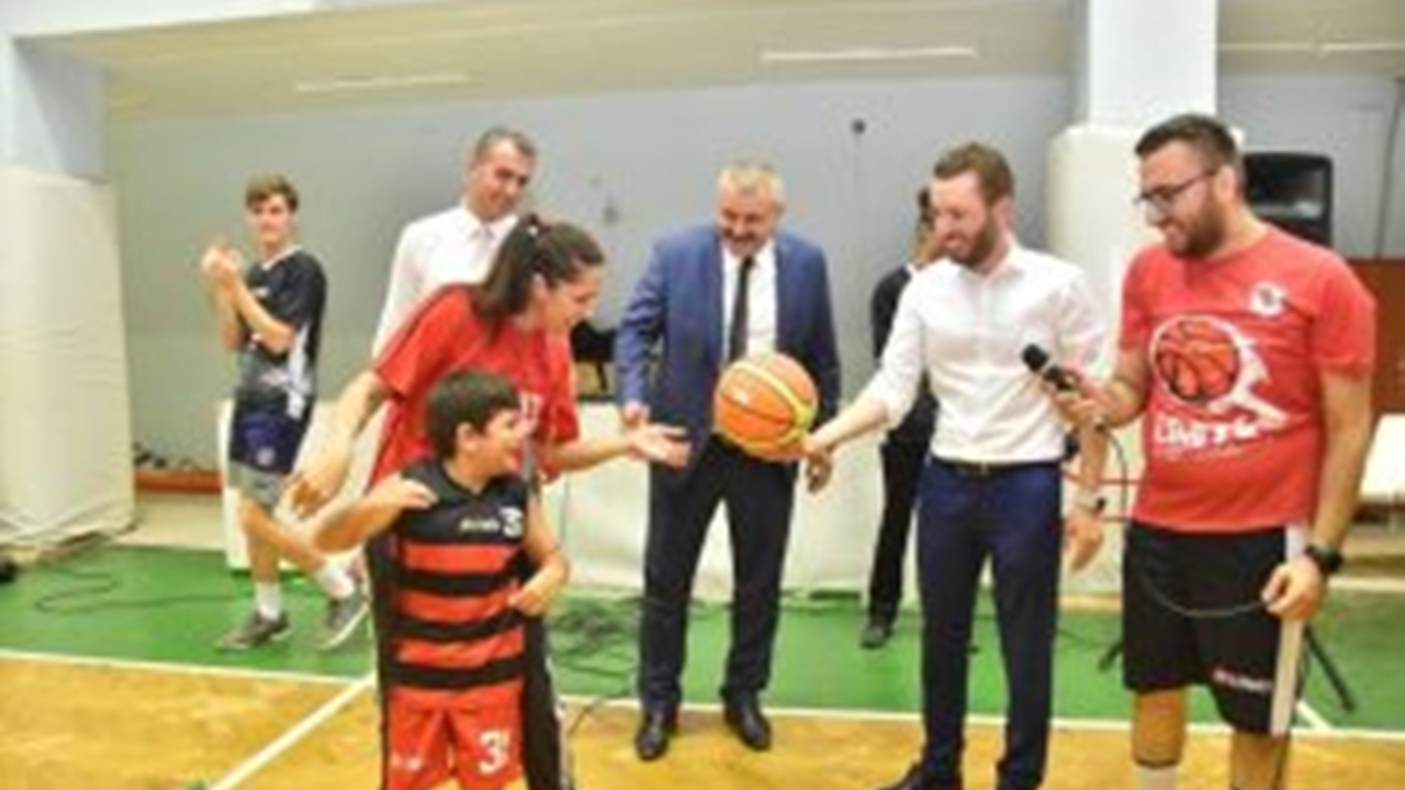 Adana'da Başkan Kadir Aydar, çocuklarla basketbol oynadı