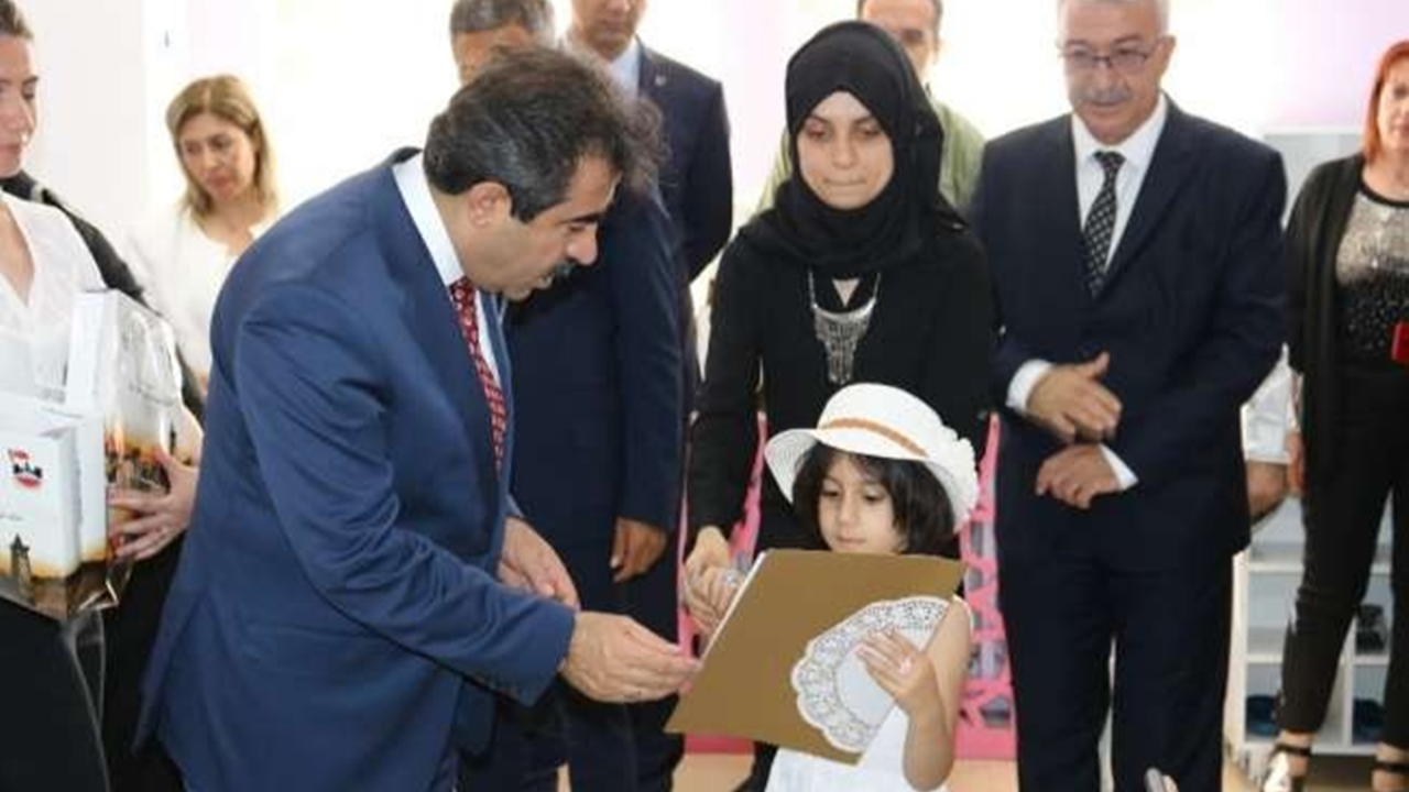 Diyarbakır'da Vali Hasan Basri Güzeloğlu, öğrencilerin karne heyecanına ortak oldu