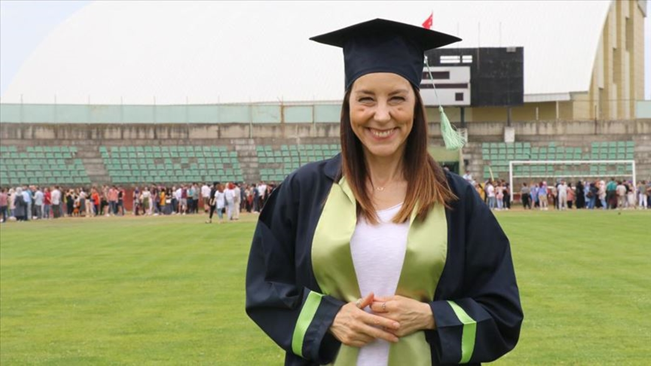 48 yaşında üniversiteye girdi, dereceyle mezun oldu!