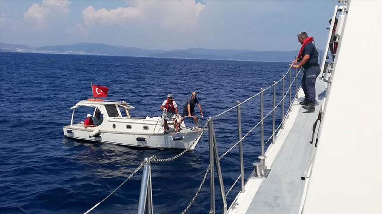 Sürüklenen teknedekileri Sahil Güvenlik kurtardı..