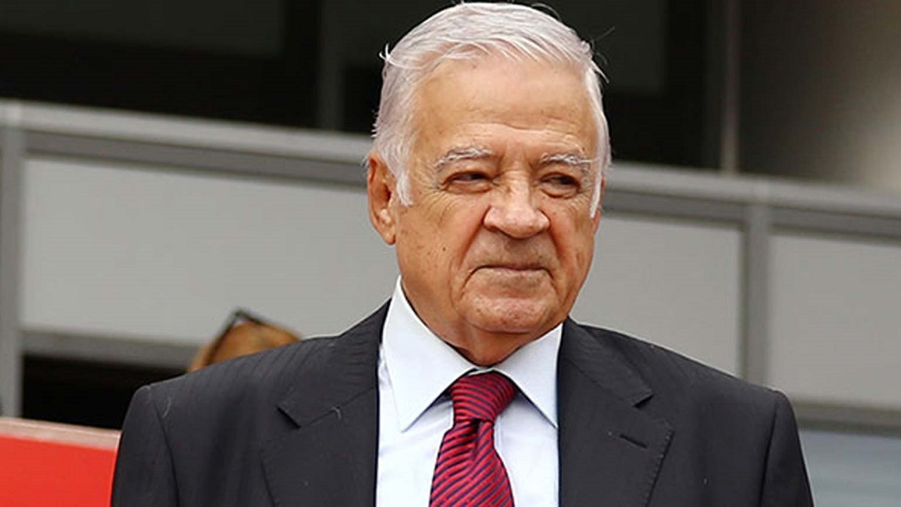 AK Parti'nin kurucu isminden kötü haber!
