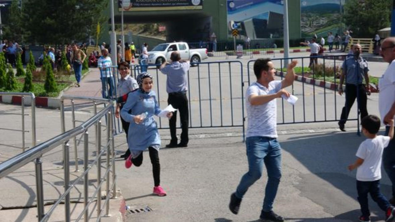 Cezaevi nakil aracı ve polis otosu imdatlarına yetişti!