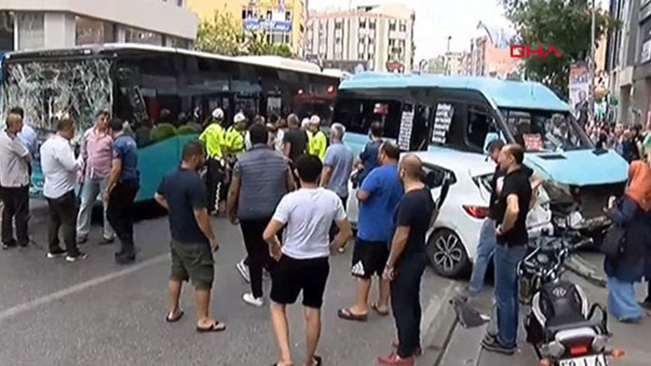İstanbul'da zincirleme kaza! Yol kapatıldı...