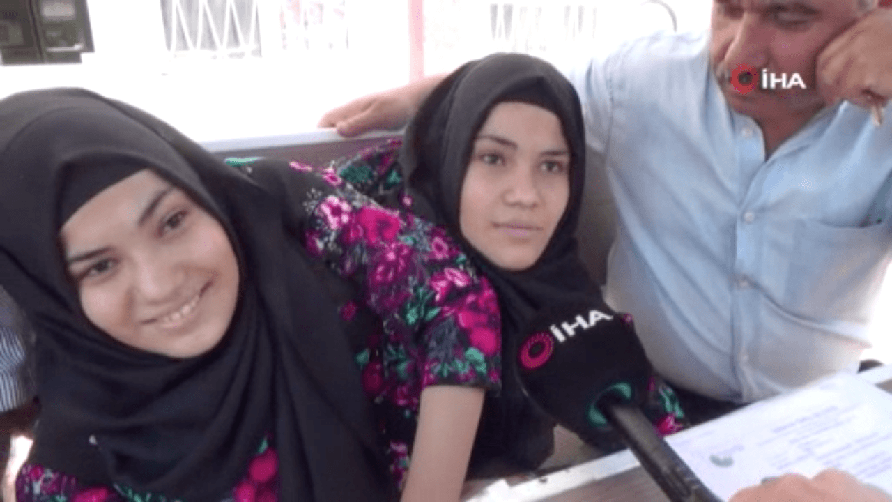 Muhabirden siyam ikizlerini şaşırtan soru!