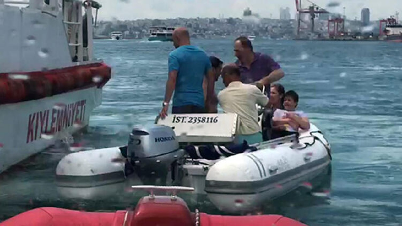 İstanbul'da tekne devrildi!