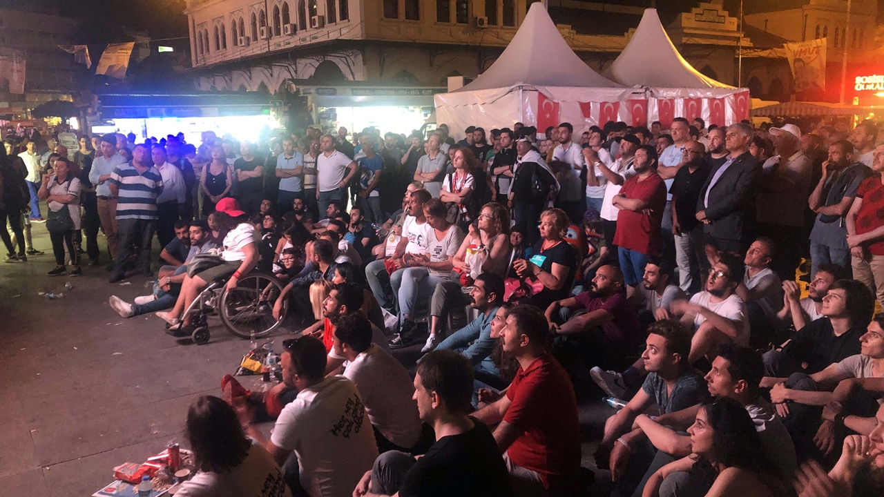 Kadıköy'de ortak yayın izdihamı...