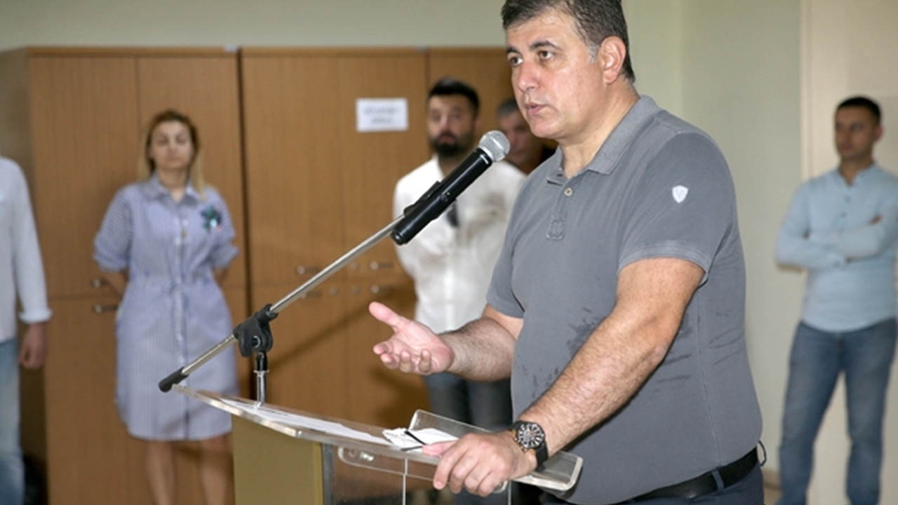 İzmir'de Cemil Tugay’dan sabah mesaisi