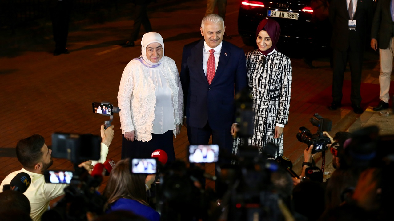 Gecenin tweeti Binali Yıldırım'dan!