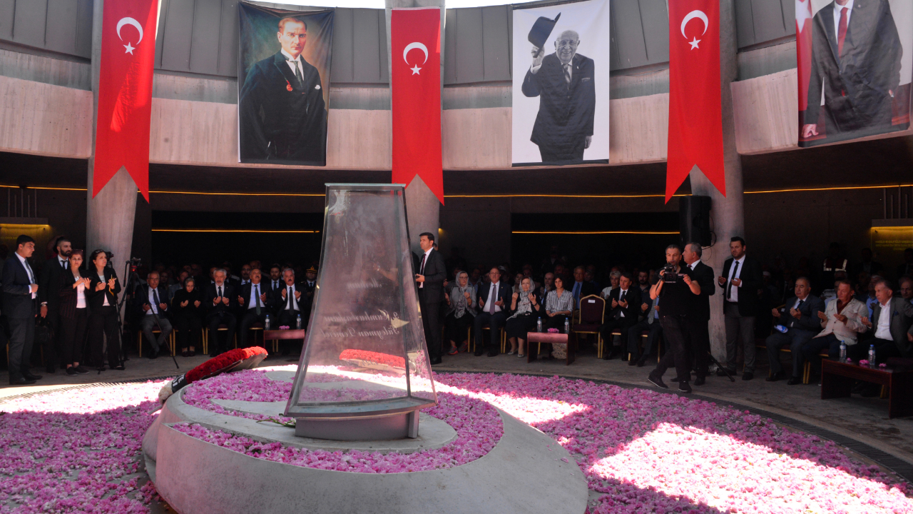 Isparta'da Süleyman Demirel güllerle anıldı