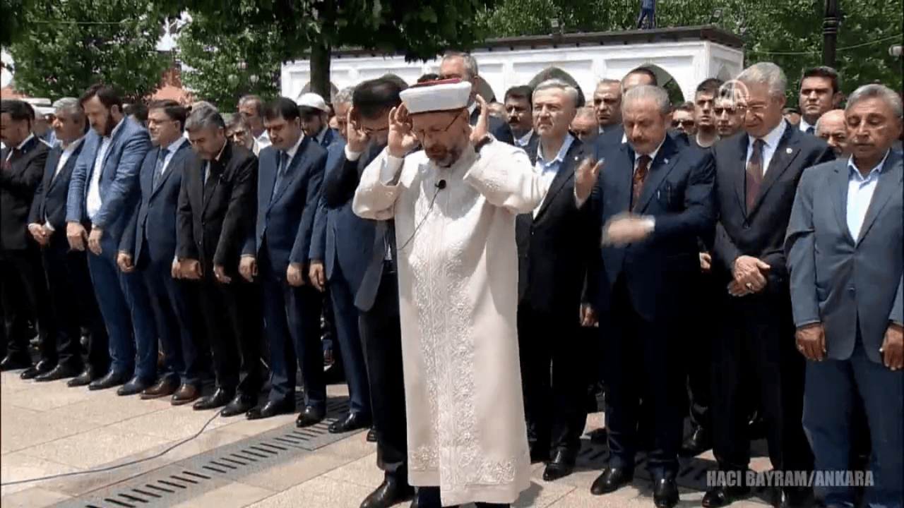 Mursi için tüm yurtta gıyabi cenaze namazı kılındı