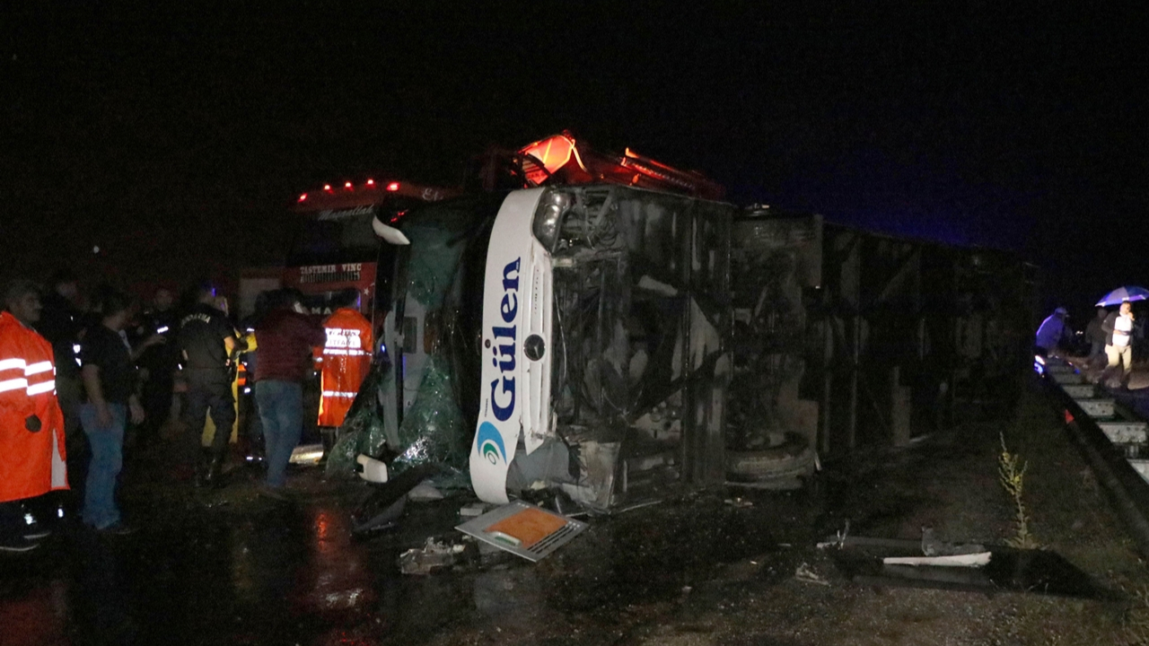 Yozgat'ta yolcu otobüsü devrildi...