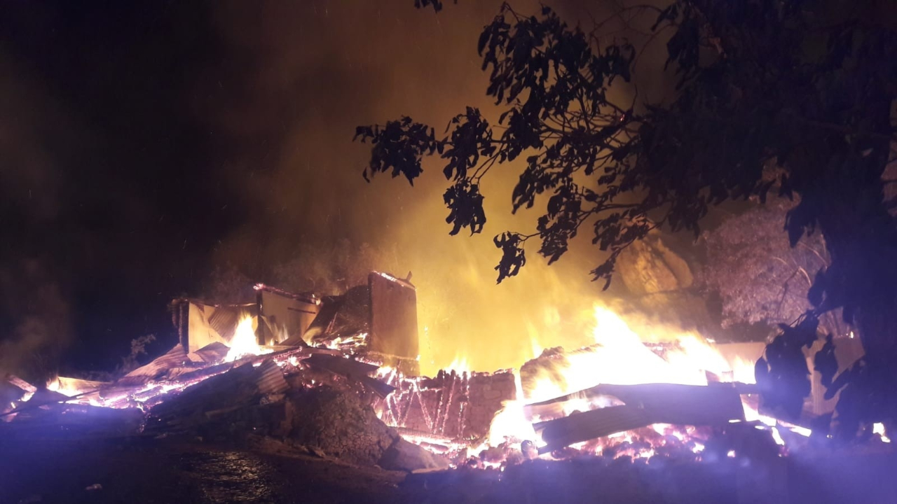 Artvin'de tüm köyü alevler sardı...