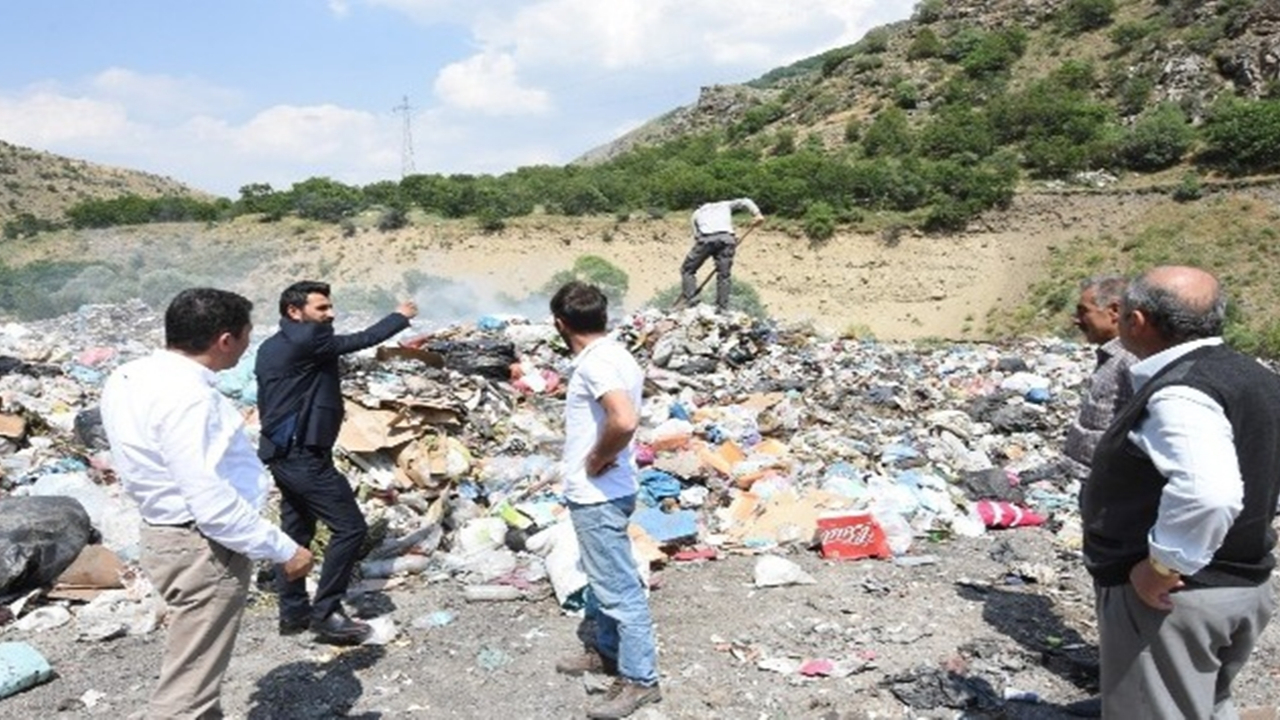 Van'da Başkan Vekili Cemil Karataş, çöp depolama alanında incelemelerde bulundu