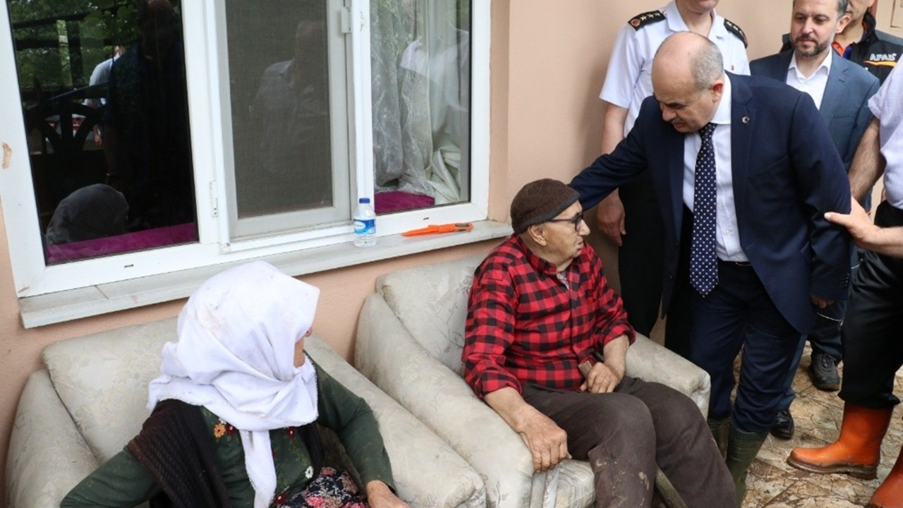 Düzce'de Vali Zülkif Dağlı sel bölgesinde incelemelerde bulundu
