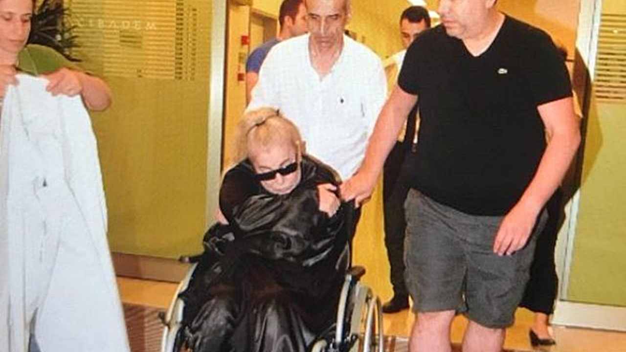 Zerrin Özer hastaneye kaldırıldı!