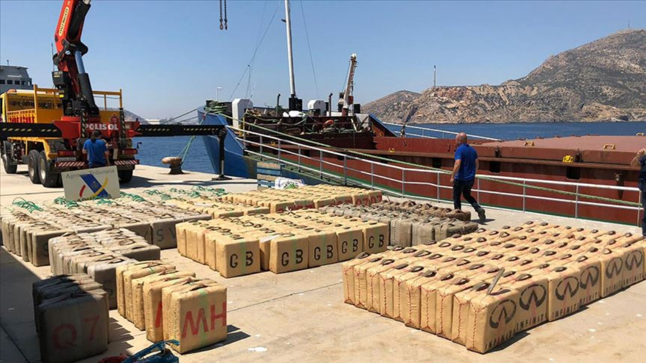Akdeniz'de bir gemide 12 ton uyuşturucu yakalandı!