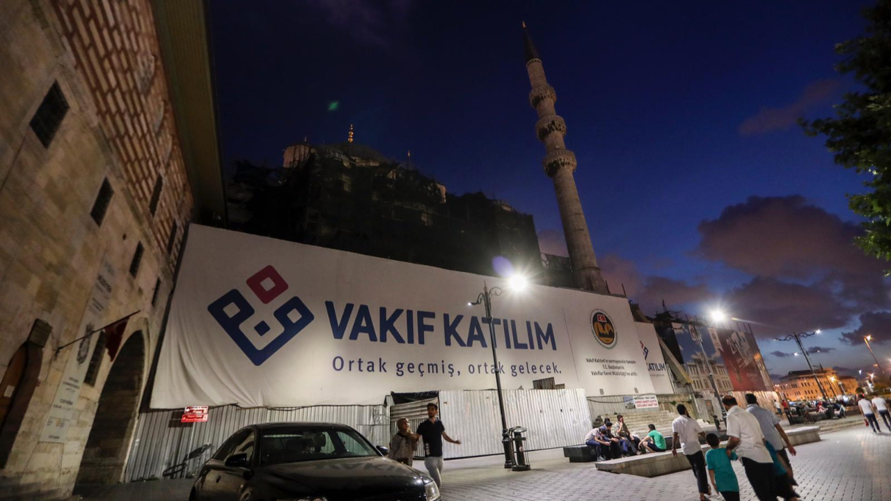 Tarihi Yeni Cami'de tepki çeken görüntü...