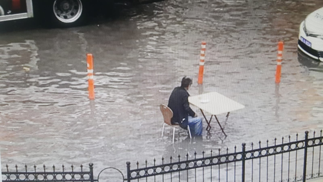 Göle dönen yolda çorba keyfi yaptı!