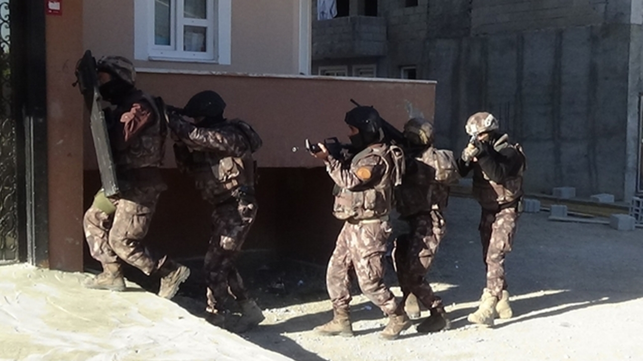 Van'da kaçakçılara şafak baskını: 15 gözaltı