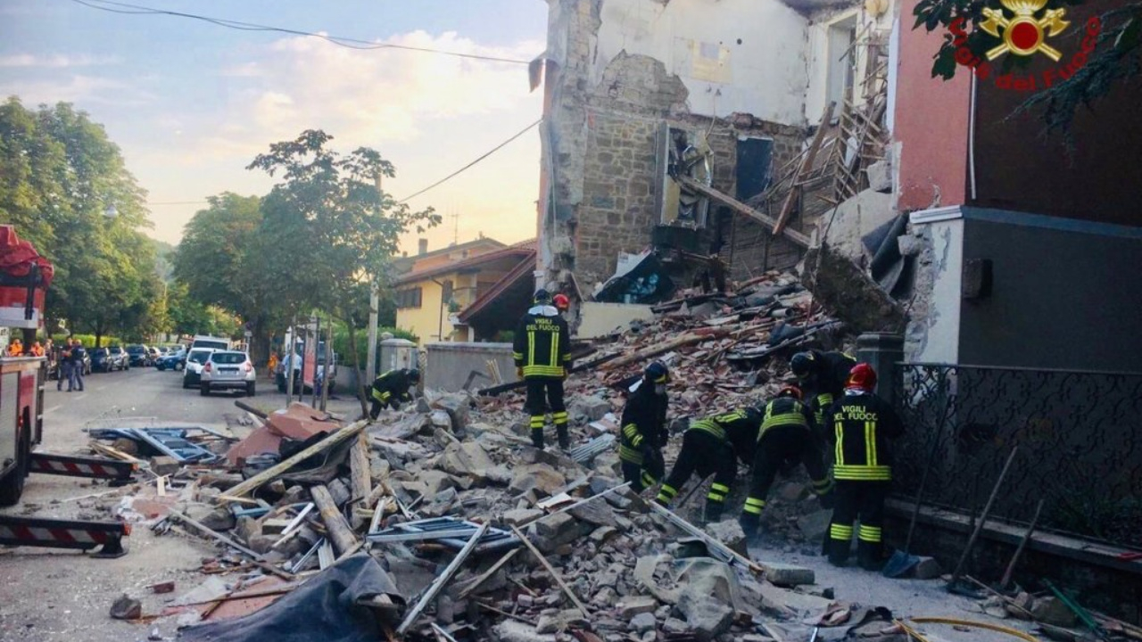 İtalya'da patlama yaşanan bina çöktü!