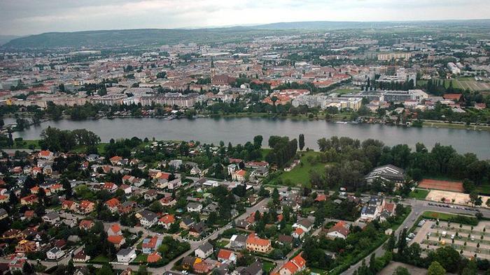 Avusturya'da nehre düşen kişiyi sığınmacılar kurtardı