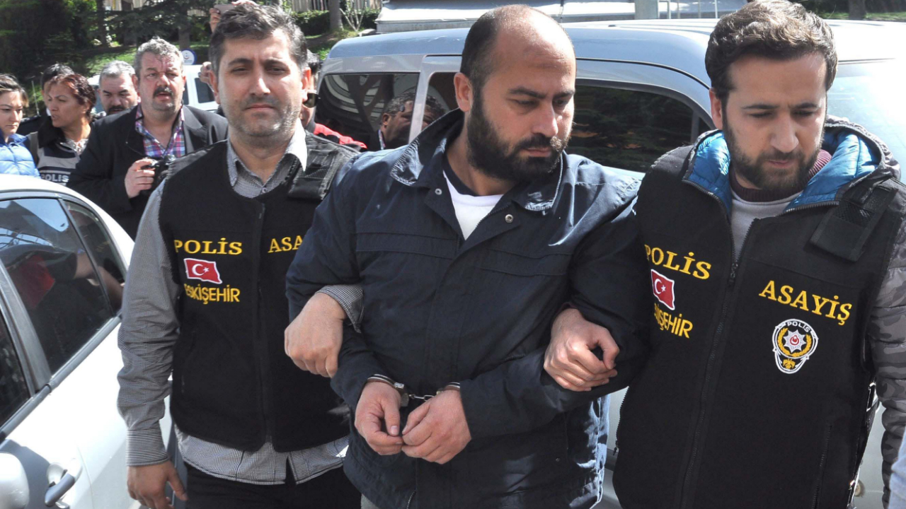 Duruşmada hakaret edip başını duvarlara çarptı!
