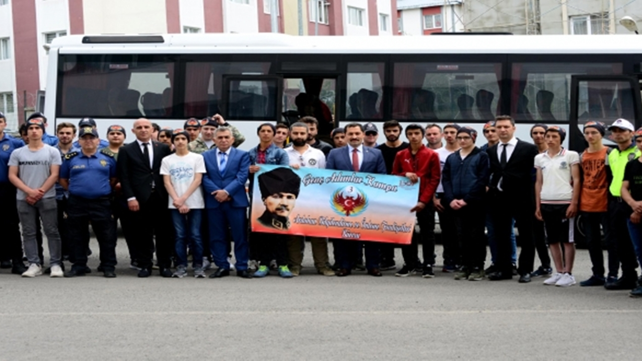 Ardahan'da Vali Mustafa Masatlı, Öğrencileri Çanakkale’ye uğurladı