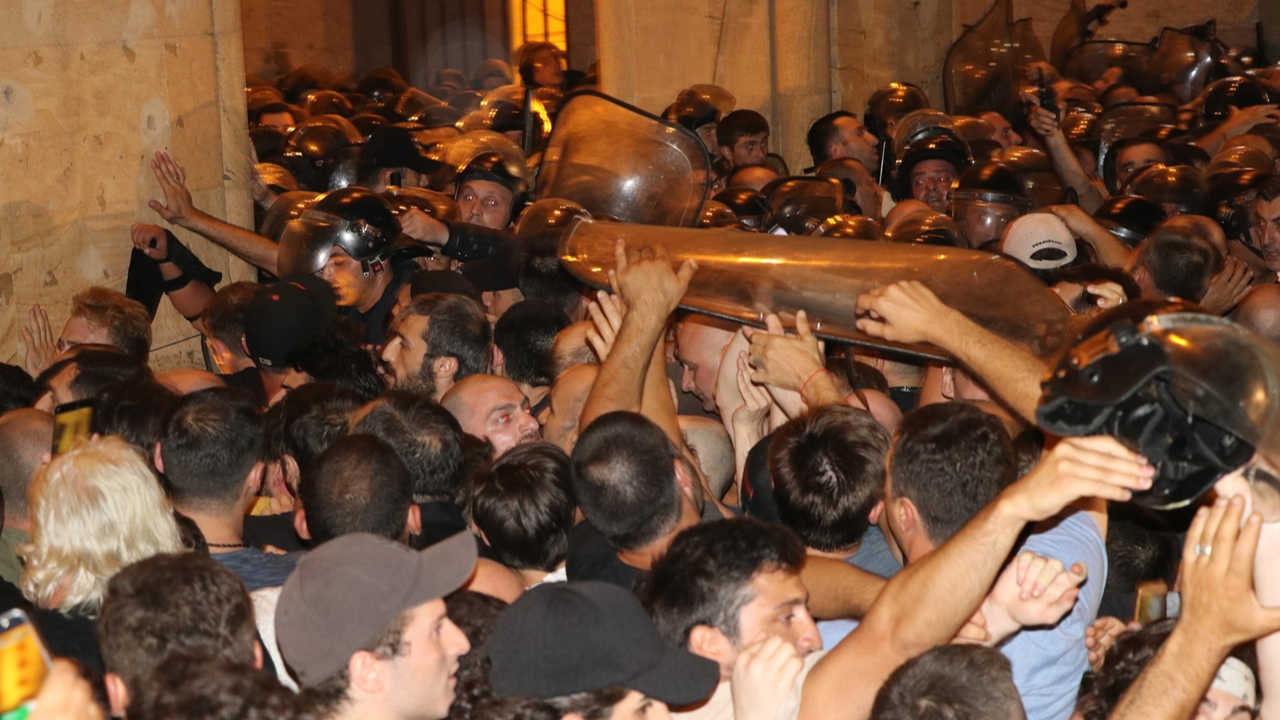 Gürcistan'da protestocular parlamentoyu kuşattı...