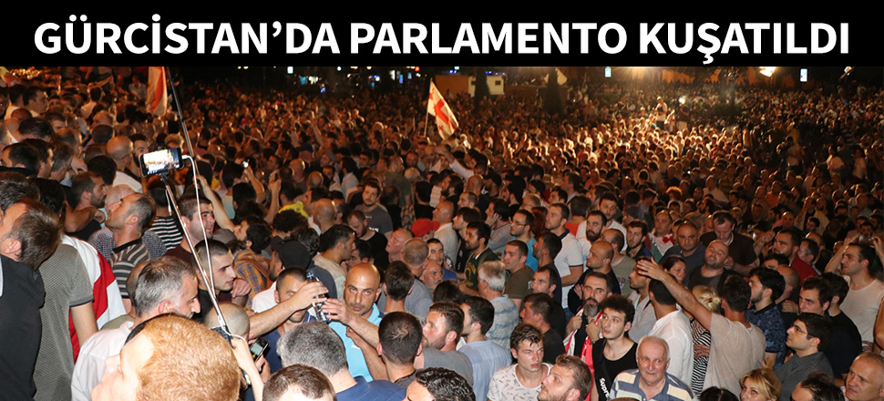 Gürcistan'da protestocular parlamentoyu kuşattı...