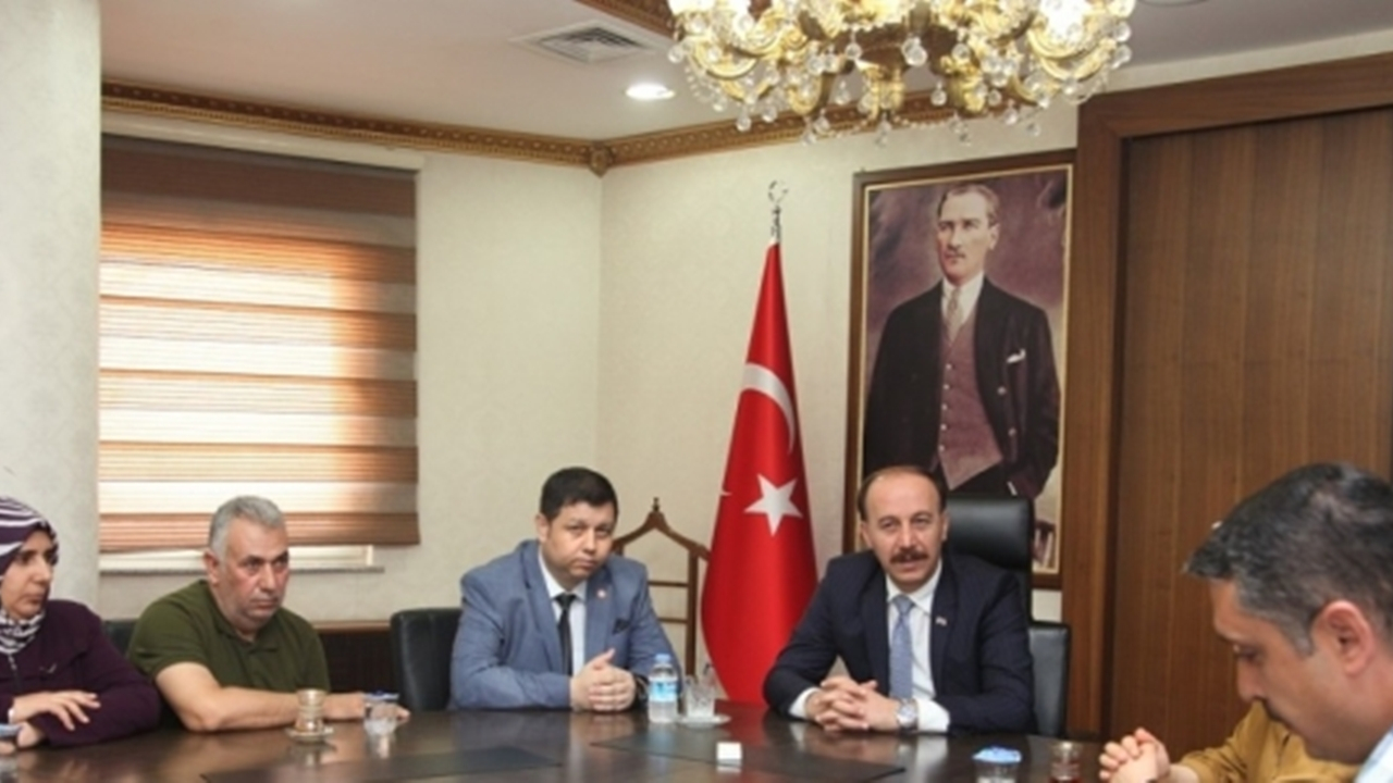 Şanlıurfa'da Vali Abdullah Erin mülteci aileleri kabul etti