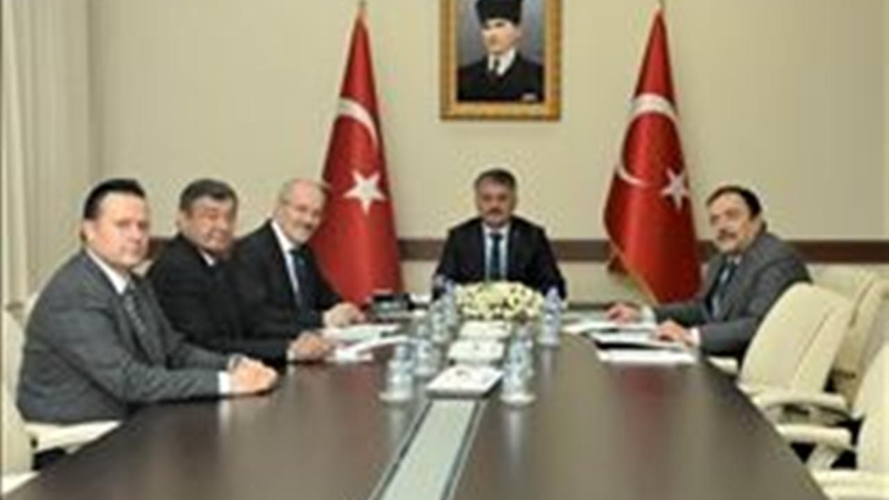 Balıkesir'de Vali Ersin Yazıcı, fabrikaları inceleyerek iş adamlarını dinledi