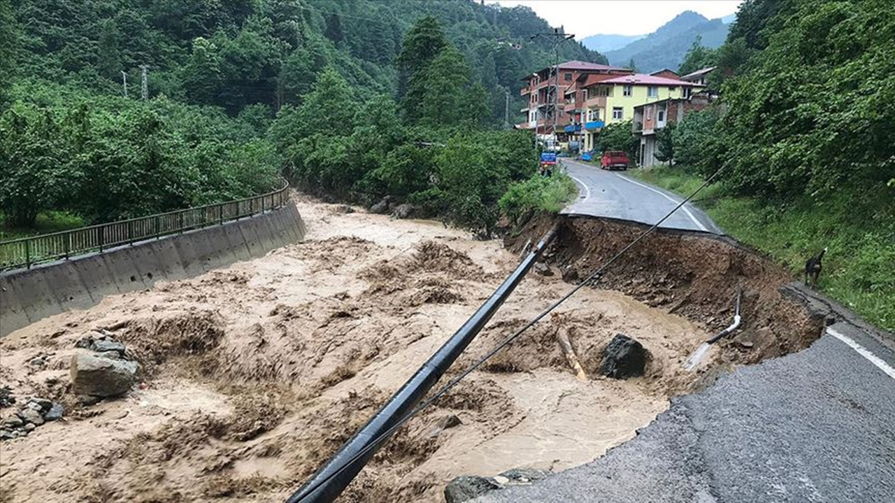 Trabzon'da sağanak nedeniyle yol çöktü...