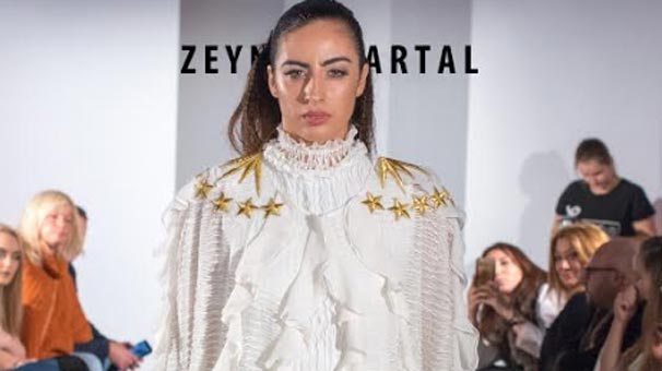 Zeynep Kartal'ın 'Demokrasi' gelinliği İngiliz podyumlarında