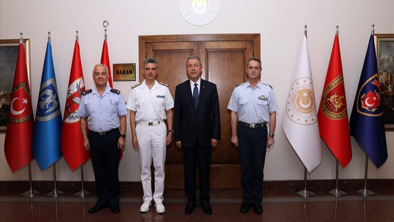 Bakan Akar'dan kritik kabul...