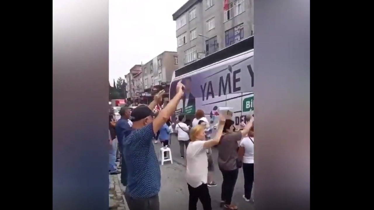 CHP'liler HDP otobüsünü böyle selamladı...