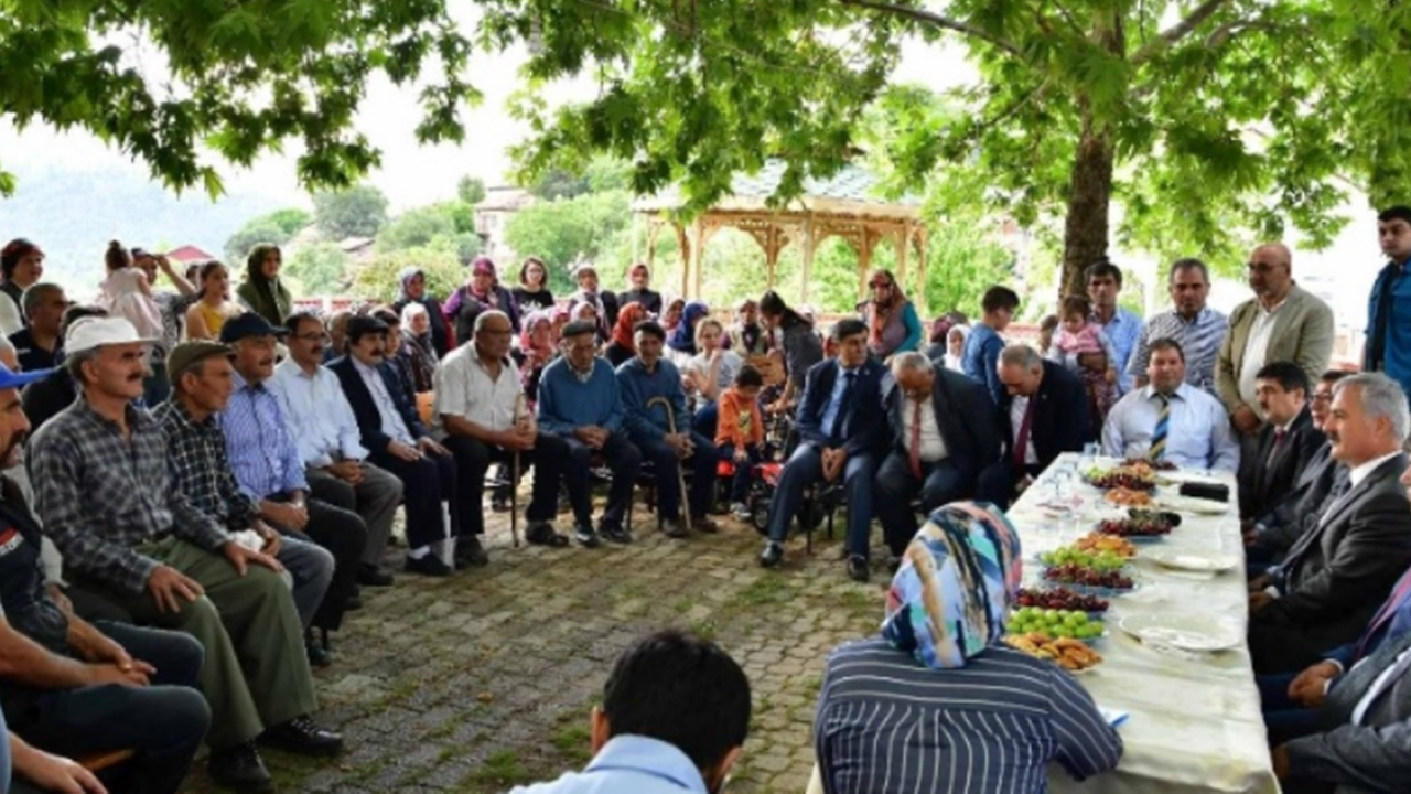 Isparta'da Vali Ömer Seymenoğlu dolu hasarı gören bölgeleri inceledi