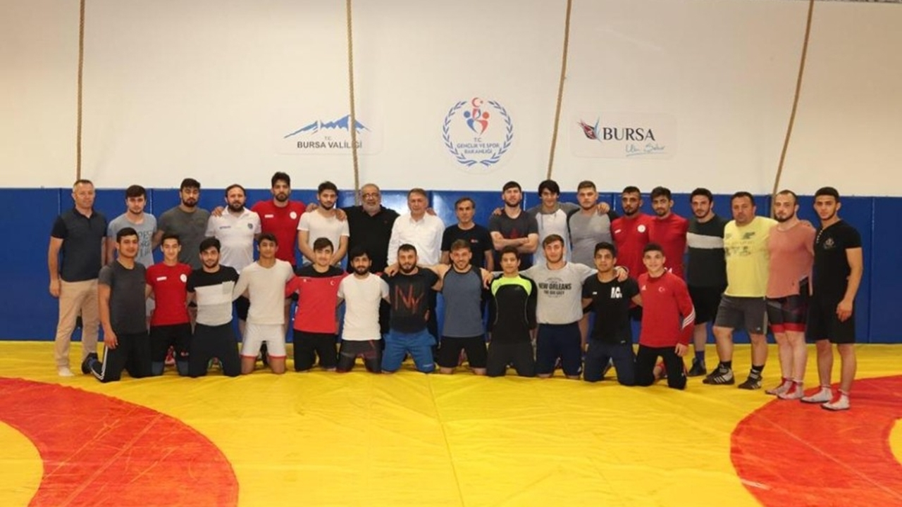 Bursa'da Hüseyin Uysal’dan güreşçilere ziyaret
