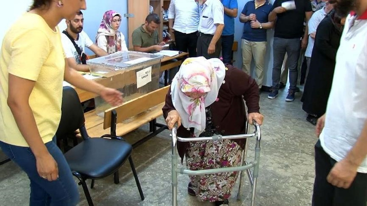 Oy kullanmaya yürüteçle geldi!